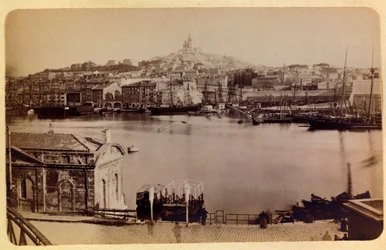 Die Stadt Marseille und ihre Umgebung um 1885-1890: Der alte Hafen und Notre Dame de la Garde, Private Sammlung