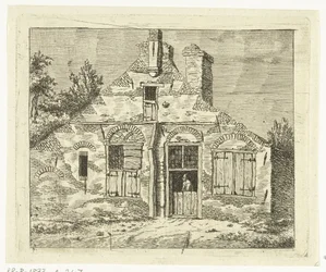 Mann in altem Haus, über die Tür nach draußen schauend