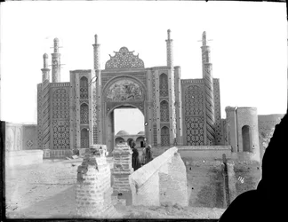 Darvaze Dawlat, geflieste Stadttor, Teheran, ca. 1880