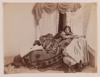 Studioaufnahme einer liegenden Dame, die ein Buch liest