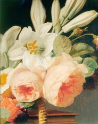 Blumenstrauß aus Lilien und Rosen in einem Korb auf einer Chiffonniere (Detail)