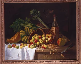 Stillleben mit einer Flasche Wein, Rhabarber und einem umgestürzten Korb mit Äpfeln auf einem Tisch
