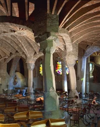 Spanien, Region Katalonien, Provinz Barcelona, Landkreis Baix Llobregat, Santa Coloma de Cervelló, Kirche von Colonia Güell, Krypta der Kirche