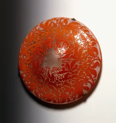 Ein Hängeschirm, entworfen von den Daum-Brüdern, dekoriert mit einem korallenfarbenen Design aus Beeren und Blättern, 20. Jahrhundert