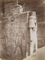 Königin im Tempel von Abu Simbel, Detailansicht des Throns und der Königin unter dem sitzenden Koloss von Ramses II. an der Nordseite des Eingangs zum Südtempel