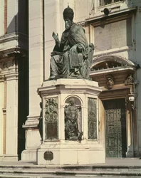 Denkmal für Papst Sixtus V. vor der Basilika in Loreto