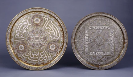 Zwei gold-, kupfer- und silberne Messingtabletts mit Arabesken und Inschriften, späte 19. Jahrhundert