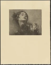 Frau mit Pfauenfederfächer