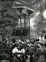 Freiluftmusik in London: Zuhören der Militärkapelle im Hyde Park
