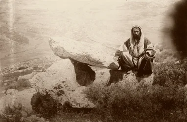 Dolmen und Mann, westlich von Hesban (Heshban), 1881