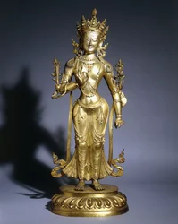 Vergoldete Bronzefigur von Padmapani, stehend in Tribhanga, mit Bodhisattva-Schmuck und Krone, 18. Jahrhundert