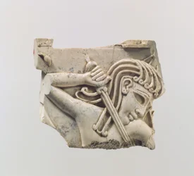 Cloisonné-Möbelplakette mit einer Figur, die ein Schwert hält, ca. 9.-8. Jahrhundert v. Chr.