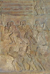 Detail eines Reliefs, das das Aufstapeln von Holz am Ufer vor dem Transport über das Meer darstellt, aus dem Palast von Sargon II., Khorsabad, Irak