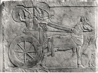 Fragment eines Reliefs, das die assyrische Armee in der Schlacht darstellt, aus dem Palast von Ashurbanipal in Ninive, ca. 645 v. Chr.