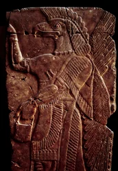 Orientalische Altertümer: Detail eines Alabasterreliefs, das einen Schutzgeist mit einem menschlichen Körper und einem Adlerkopf darstellt, aus dem Palast von Sargon II., König von Assyrien in Dur-Sharrukin (heutiges Khorsabad, Mesopotamien, Irak)