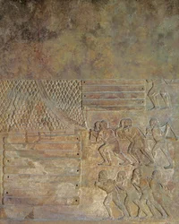 Relief, das das Aufstocken von Holz am Ufer vor dem Transport auf dem Seeweg darstellt, aus dem Palast von Sargon II, Khorsabad, Irak