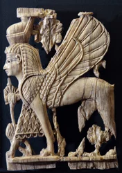 Geflügelter Greif mit menschlichem Gesicht, phönizische Elfenbeinverzierung eines Möbelstücks, Nimrud, 800-700 v. Chr.