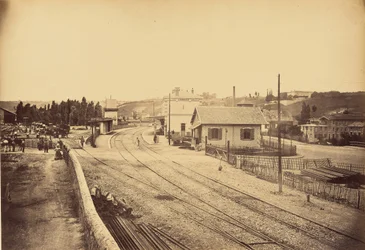 Bahnübergang und Station, in L