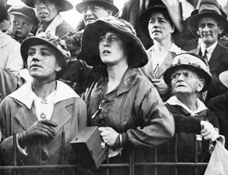 Eine Gruppe von Frauen in einer Menschenmenge im Anzac Buffet im Hyde Park, wo Verwandte darauf warteten, ihre Liebsten, darunter einige Verwundete, willkommen zu heißen, als die Autos (nicht zu sehen) vorfuhren