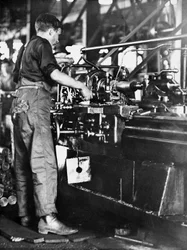 Ein Handwerker stellt Granathülsen in einer Walsh Island Mühle, Newcastle, New South Wales, ca. 1916 her