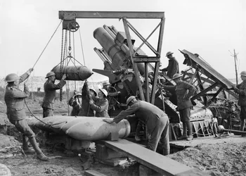 Besatzung der 2. Kanone, Royal Marine Artillery, lädt Granny, eine 15-Zoll-Haubitze (schwere Artilleriekanone), in der Nähe der Menin-Straße im Ypres-Sektor, 5. Oktober 1917