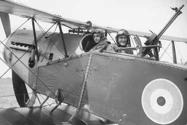 Leutnant Brown (links) und Leutnant G Finlay (rechts) vom Australischen Fliegerkorps in einer Bristol Fighter Maschine, ca. Dezember 1917