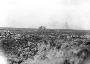 Beobachter (links) beobachten, wie die australische Artillerie die Deutschen in der Hindenburg-Linie am 27. Mai 1917 beschießt