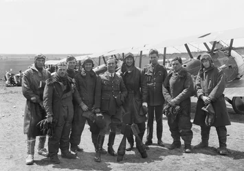 Die Offiziere von A Flight, Nr. 4 Staffel, Australisches Fliegerkorps (AFC), in voller Fliegermontur vor einer Reihe von Sopwith Camel Flugzeugen, 16. Juni 1918