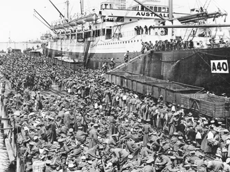 Truppen, die in Port Melbourne auf A40 HMAT Ceramic einschiffen, 1915