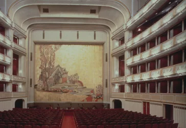 Auditorium der Wiener Staatsoper zeigt eine Szene aus Orpheus, zerstört 1945, wieder aufgebaut und 1955 wiedereröffnet