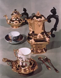 Teekanne, Zuckerdose, Schokoladenkanne und Becher, aus einem Meissener Frühstücksservice, hergestellt von Domanek, Wien, 1750