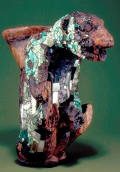 Fragment einer geflügelten Schlange