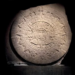 Präkolumbianische Zivilisation: Der Aztekenkalender (Sonnenstein): 3 m Durchmesser Steinscheibe, die den Aztekenkalender und die Kosmogonie darstellt. Im Zentrum ist die Sonnengottheit Tonatiuh dargestellt. Aus Tenochtitlan - Mexiko-Stadt, Nationalmuseum f