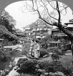 Japanische Dienstmädchen in einem Garten, 1904