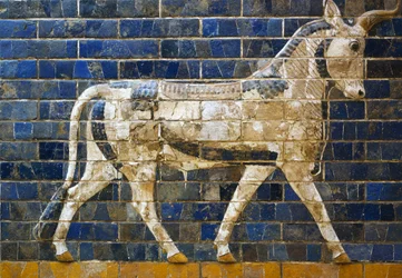 Ein Stier, Detail von glasierten Ziegeln, die mythologische Tiere darstellen und den Prozessionsweg zum Ischtar-Tor in Babylon während der Herrschaft von Nebukadnezar II. (604-562 v. Chr.) schmückten. Babylonische Zivilisation, 7.-6. Jahrhundert v. Chr.