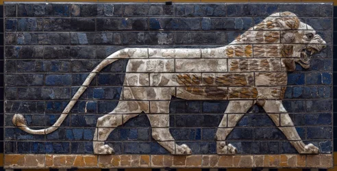 Der Prozessionsweg von Babylon, errichtet unter der Herrschaft von Nebukadnezar II. (605-562 v. Chr.): Detail des Ischtar-Tores, das einen Mosaiklöwen aus Ziegeln darstellt. Babylon - Archäologisches Museum Istanbul