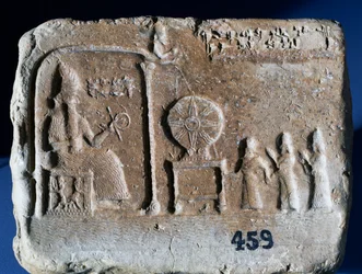 Votivtafel, die Shamash, den Sonnengott von Sippar, darstellt, der in seinem Schrein sitzt, während der babylonische König Nebopaliddin von zwei Figuren in die Gegenwart des Gottes geführt wird. Babylonische Kunst, 9. Jahrhundert v. Chr.