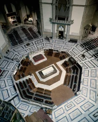 Ansicht des achteckigen Marmorchors von Baccio Bandinelli im Inneren der Kathedrale von Florenz