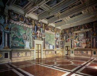 Königlicher oder Herkules-Saal mit Fresken von Baldassare Croce, die mythologische und historische Szenen der Stadt Viterbo darstellen, Holzdecke mit den Besitztümern der Stadt, Rathaus (ehemals Palazzo dei Priori), Viterbo, Latium, Italien