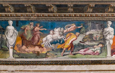 Prokris aufgespießt vom unfehlbaren Speer, Kephalos läuft auf sie zu und Aurora und Titone auf einem von vier Pferden gezogenen Wagen