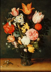 Tulpen, Rosen und andere Blumen in einer Glasvase