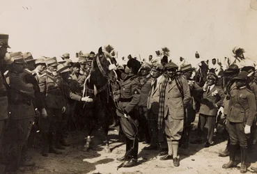 Benito Mussolini mit seinen Faschisten und Italo Balbo in Libyen in Tripolis