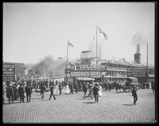 Passagierschiff Christopher Columbus angedockt an den Goodrich Docks, Chicago, Illinois, USA, ca. 1905 (s/w Foto)