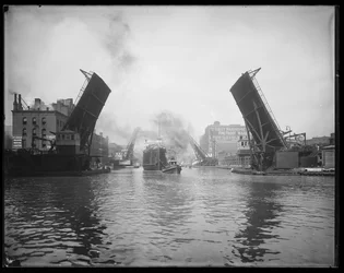 Passagierschiff Pere Marquette im Schlepptau auf dem Chicago River, Chicago, Illinois, USA, ca. 1905 (s/w Foto)