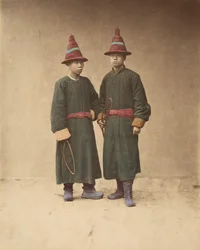 [Zwei chinesische Männer in passender traditioneller Kleidung], 1870er Jahre