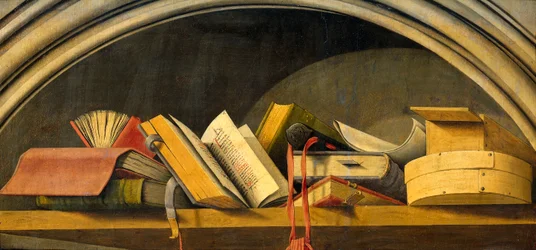 Stillleben mit Büchern in einer Nische