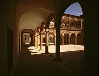Ansicht der Galerie der Innenhöfe des Krankenhauses, entworfen von Bartolome Bustamante