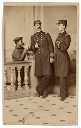 Porträt von Marineoffizieren und einem Boten