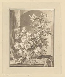 Vase mit Blumen vor einer Nische