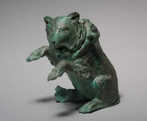 Ölampulle in Form eines tanzenden Bären, 3. Jahrhundert (Bronze)